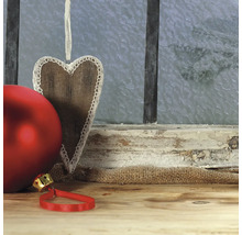 Decoratieve houten hart hanger met rode kerstbal voor bevroren raam