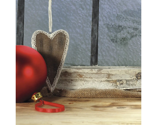 Decoratieve houten hart hanger met rode kerstbal voor bevroren raam