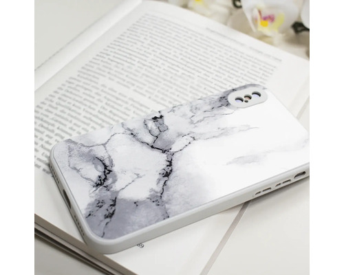 Telefoonhoesje met marmerlook op een boek