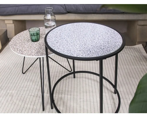 Twee ronde bijzettafels met metalen frame en blad in steenlook