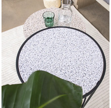 Twee ronde bijzettafels met terrazzo tafelbladen, geschikt voor binnen- en buitengebruik.