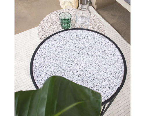 Twee ronde bijzettafels met terrazzo tafelbladen, geschikt voor binnen- en buitengebruik.
