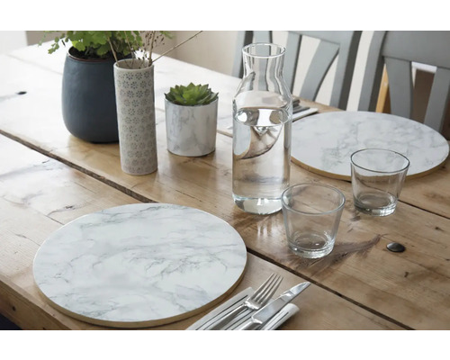 Eettafel met borden, glazen, bestek en decoratie