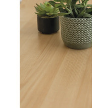 Decoratieve kunstplanten in potten op een houten oppervlak.