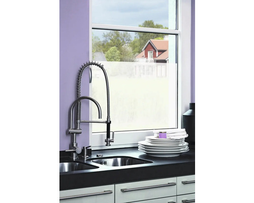 Keukenspoelbak met kraan en afwas op het aanrecht