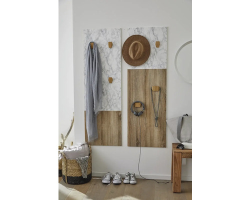 Entree met wandkapstok met kapstokhaken, hoed, sjaal, hoofdtelefoon, mand en schoenen