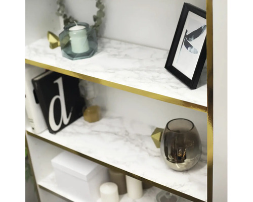 Decoratieve plank met spullen en marmeren oppervlak