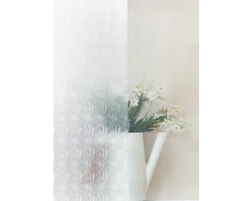 Decoratieve folie met abstract patroon naast een kruik met bloemen