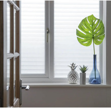 Decoratie met kunstplanten op een vensterbank
