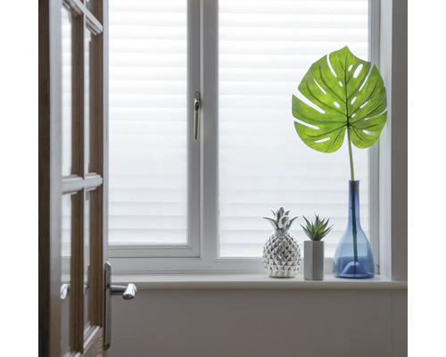 Decoratie met kunstplanten op een vensterbank