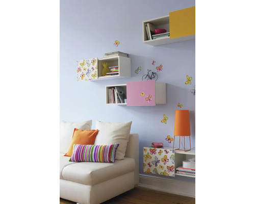 Woonkamer met bank, tafellamp en wandplanken in verschillende uitvoeringen