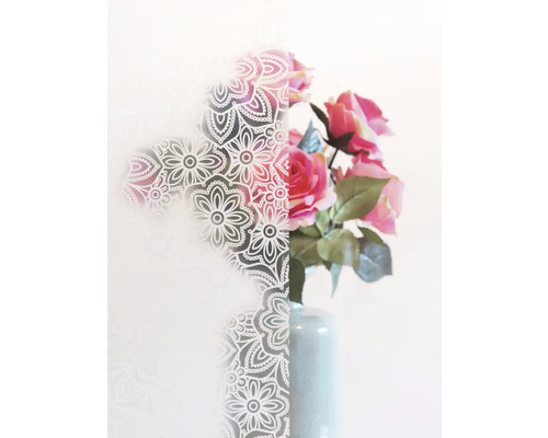 Decoratieve folie met bloemenpatroon en vaas met rozen