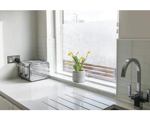 Keukenscène met broodrooster, gootsteen en raamfolie met patroon