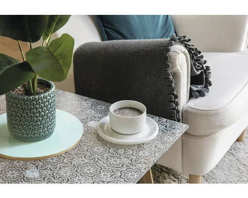 Decoratief stilleven met bijzettafel, fauteuil, plant en kop koffie