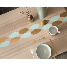 Gedecoreerde tafel met servies, vaas en kruik