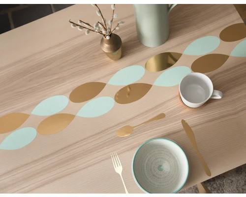 Gedecoreerde tafel met servies, vaas en kruik