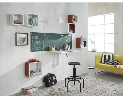 Woonkamer met wandplanken, bureau, schoolbord en zitplaats
