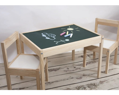 Kinderzitgroep met schildertafel en twee houten stoelen met krijtbordoppervlak