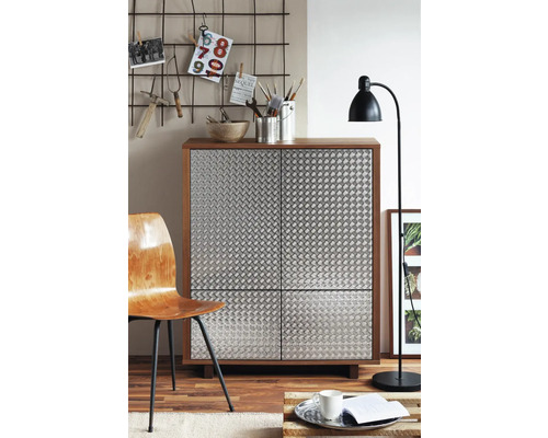 Woonkamer scène met een kast met vier deuren, een stoel en een staande lamp