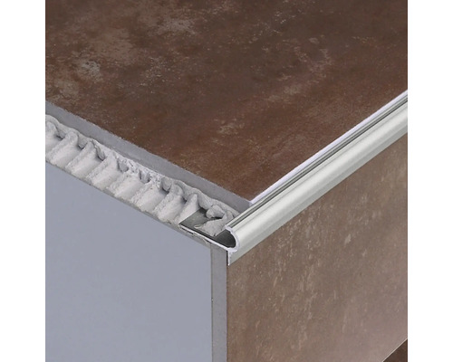 Aluminium tegelprofiel op een tegelrand