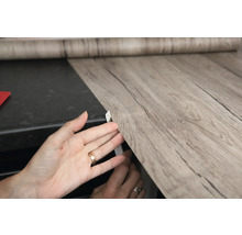 Aanbrengen van decoratiefolie met houtlook op een werkblad