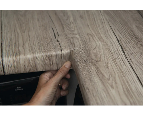 Detailopname van een werkblad in houtlook met hoekverbinding