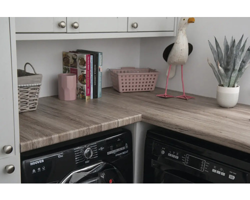 Wasruimte met wasmachine, droger en houten opbergruimte