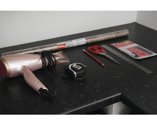 Gereedschap en materialen voor het aanbrengen van decoratiefolie op een werkblad