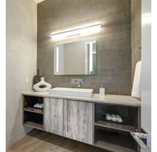 Badkamer met wastafel, spiegel en onderkast met houtlook