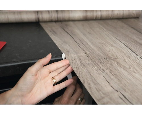 Aanbrengen van een decoratiefolie met houtlook op een werkblad