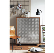 Woonkamer met dressoir, stoel en staande lamp voor een stijlvolle sfeer