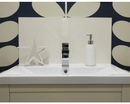 Badkamer wastafel met kraan, zeepdispenser en decoratie