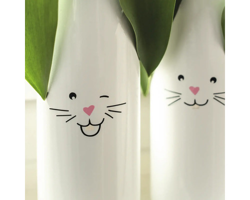 Twee witte vazen met konijntjesmotieven