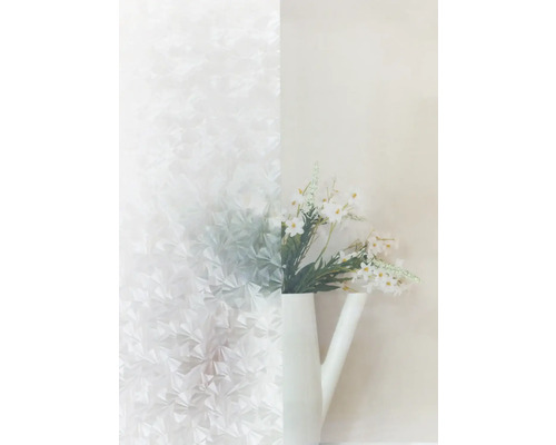 Decoratieve folie met geometrisch patroon naast bloemenvaas