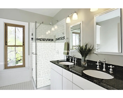 Lichte badkamer met douche, dubbele wastafel en spiegel