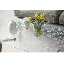 Decoratieve tafel met theepot, kopjes en bloemen in vaas