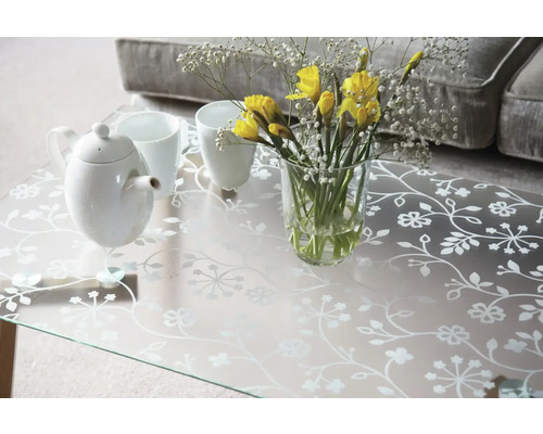 Decoratieve tafel met theepot, kopjes en bloemen in vaas