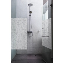 Badkamer met douche, douchewand en bamboemotief