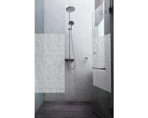 Badkamer met douche, douchewand en bamboemotief