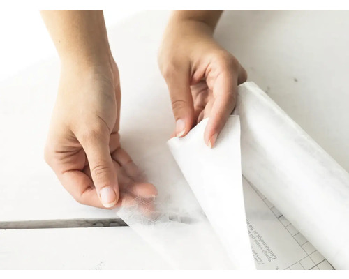 Decoratieve folie wordt met de hand verwijderd