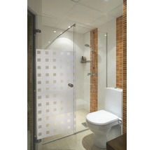 Badkamer met douche, glazen deur en toilet