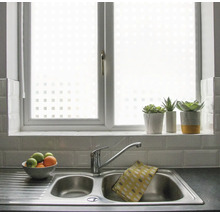 Keukenscène met raamfolie voor privacy, gootsteen en decoratie