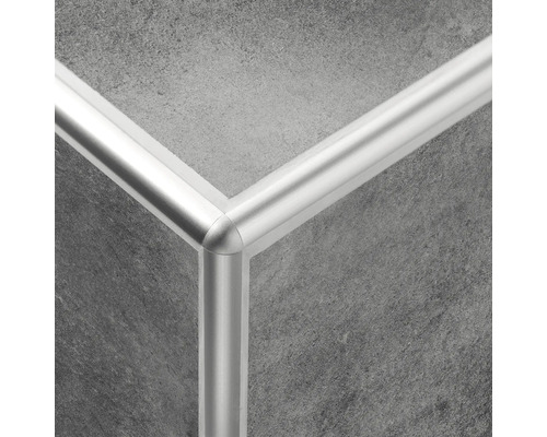 Gedetailleerde opname van een hoekprofielverbinding voor tegels.