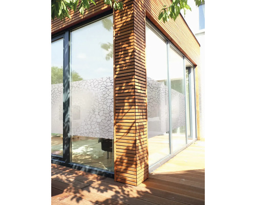 Buitenkant van een modern huis met houten bekleding en grote ramen met privacyfolie.