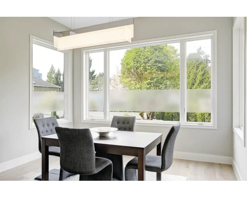 Eetkamer met tafel, stoelen en raamfolie voor meer privacy