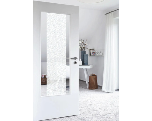 Kamerdeur met glazen inzet en golfpatroon in een lichte kamer