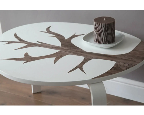 Tafel met boommotief en kaars op schotel