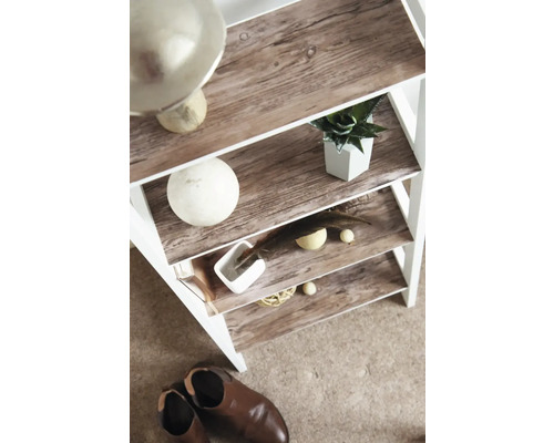 Decoratieve plank met houtlook en diverse decoratieve elementen.