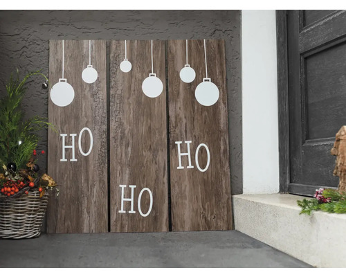 Decoratief houten paneel met kerstbal en de tekst Ho Ho Ho als kerstversiering