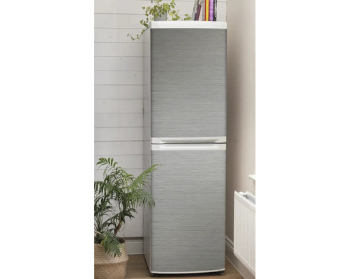 Grijze koelkast met planten en boeken in de kamer